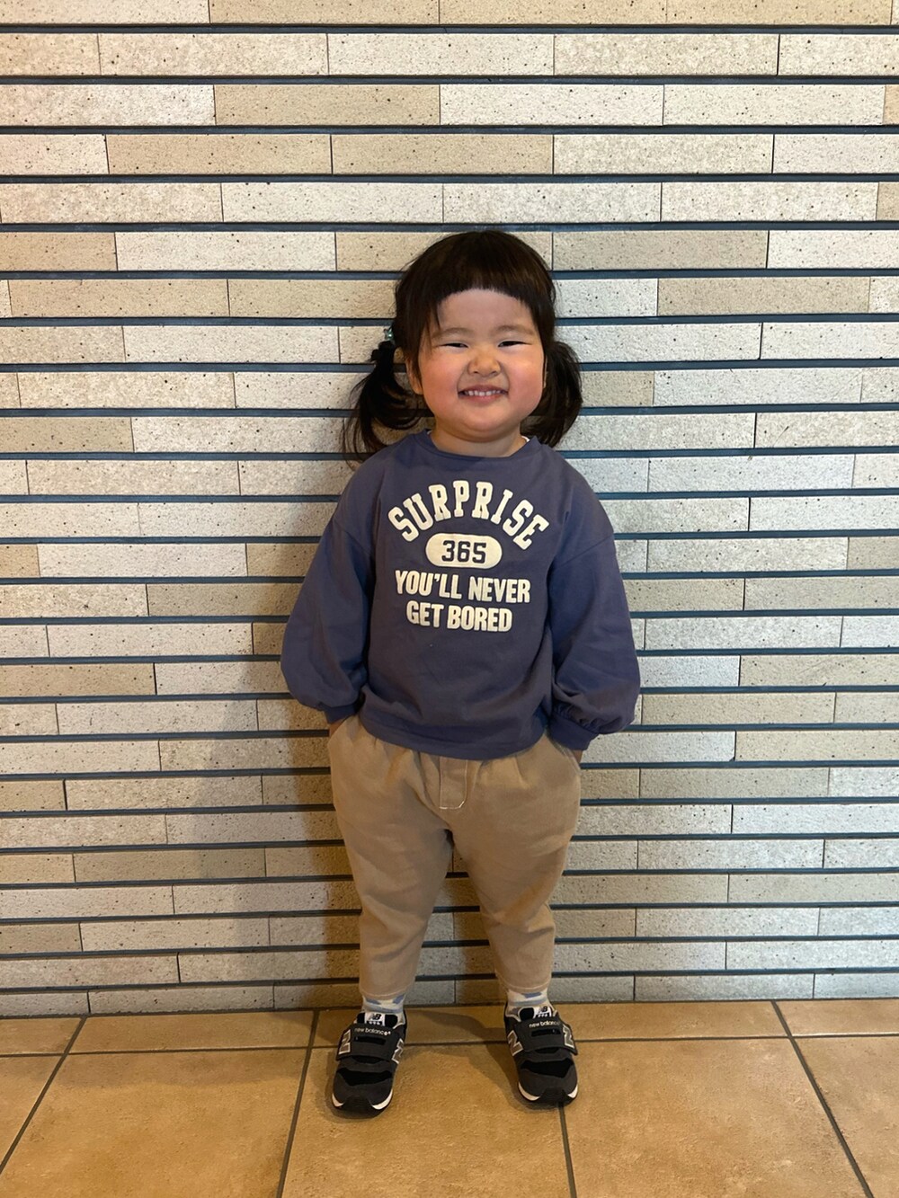 ブルー系のTシャツ/カットソー、ブルー系のスニーカー、ベージュ系のソックス/靴下を着用したキッズの夏コーディネートの2枚目の写真