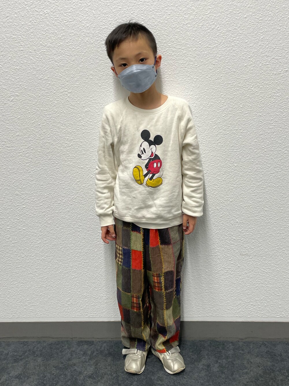 グリーン系のダウンジャケット/コート、ホワイト系のスウェット、その他のパンツを着用したキッズの春コーディネートの3枚目の写真
