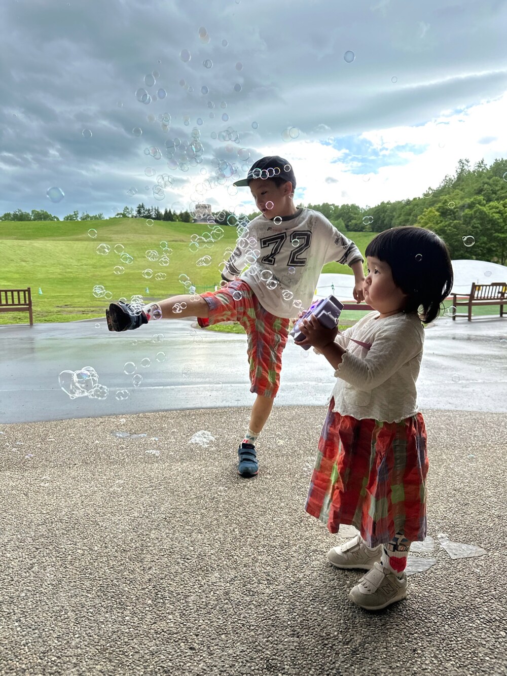 ホワイト系のTシャツ/カットソー、ブルー系のスニーカー、ホワイト系のカーディガン/ボレロを着用したキッズの夏コーディネートの3枚目の写真
