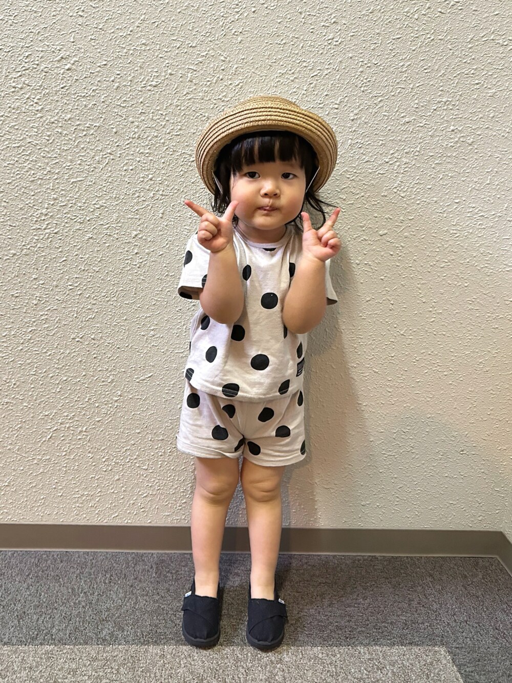 ブラック系のスニーカー、ベージュ系の帽子を着用したキッズの夏コーディネートの3枚目の写真