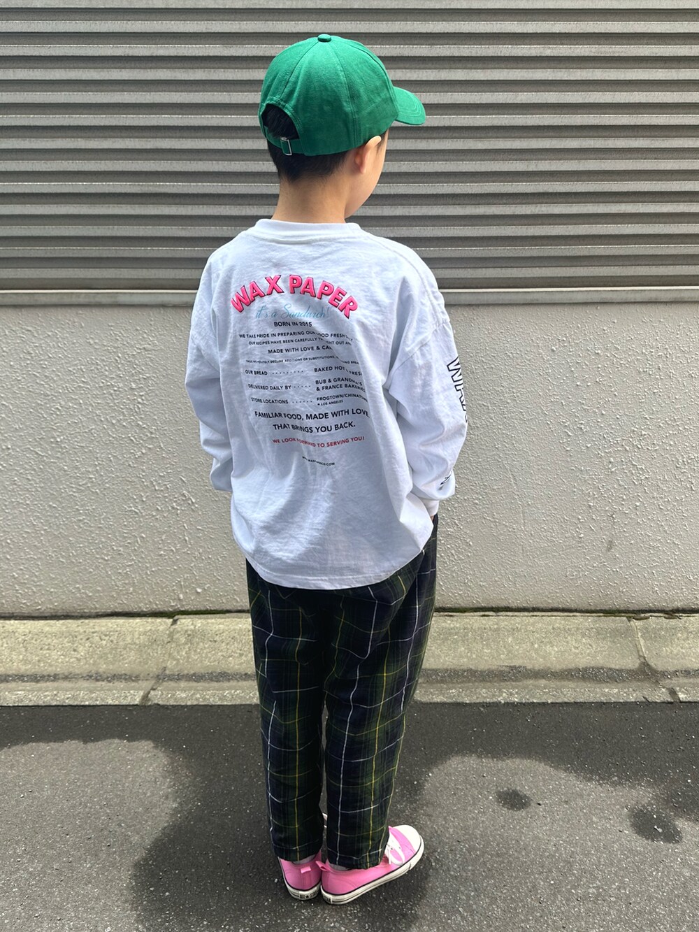 ホワイト系のTシャツ/カットソー、ブルー系のパンツ、ピンク系のスニーカーを着用したキッズの春コーディネートの5枚目の写真