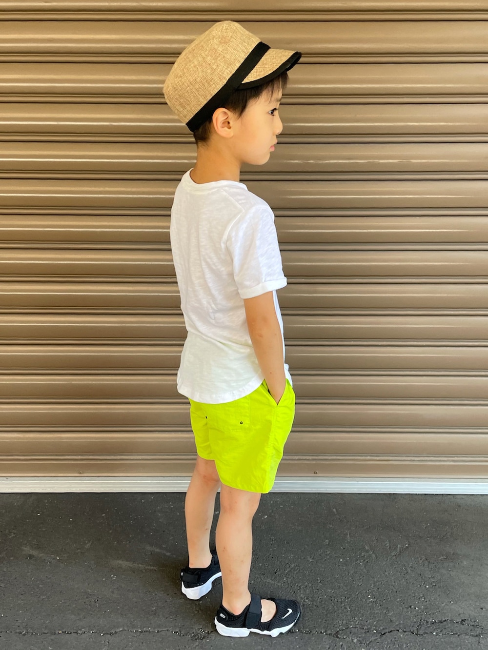 ホワイト系のTシャツ/カットソー、イエロー系のその他パンツ、ブラック系のスニーカーを着用したキッズの夏コーディネートの3枚目の写真