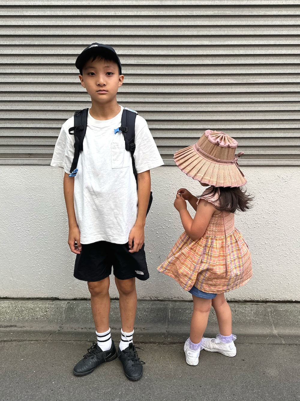 ホワイト系のその他パンツ、ホワイト系のスニーカー、ピンク系のチュニックを着用したキッズの夏コーディネートの4枚目の写真