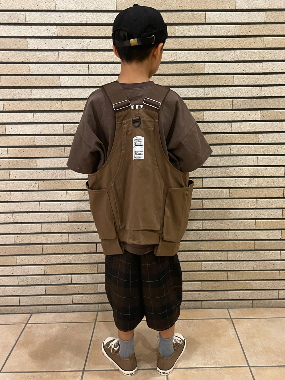 ブラウン系のTシャツ/カットソー、ブラウン系のベスト、ブラウン系のその他パンツを着用したキッズの秋コーディネートの2枚目の写真