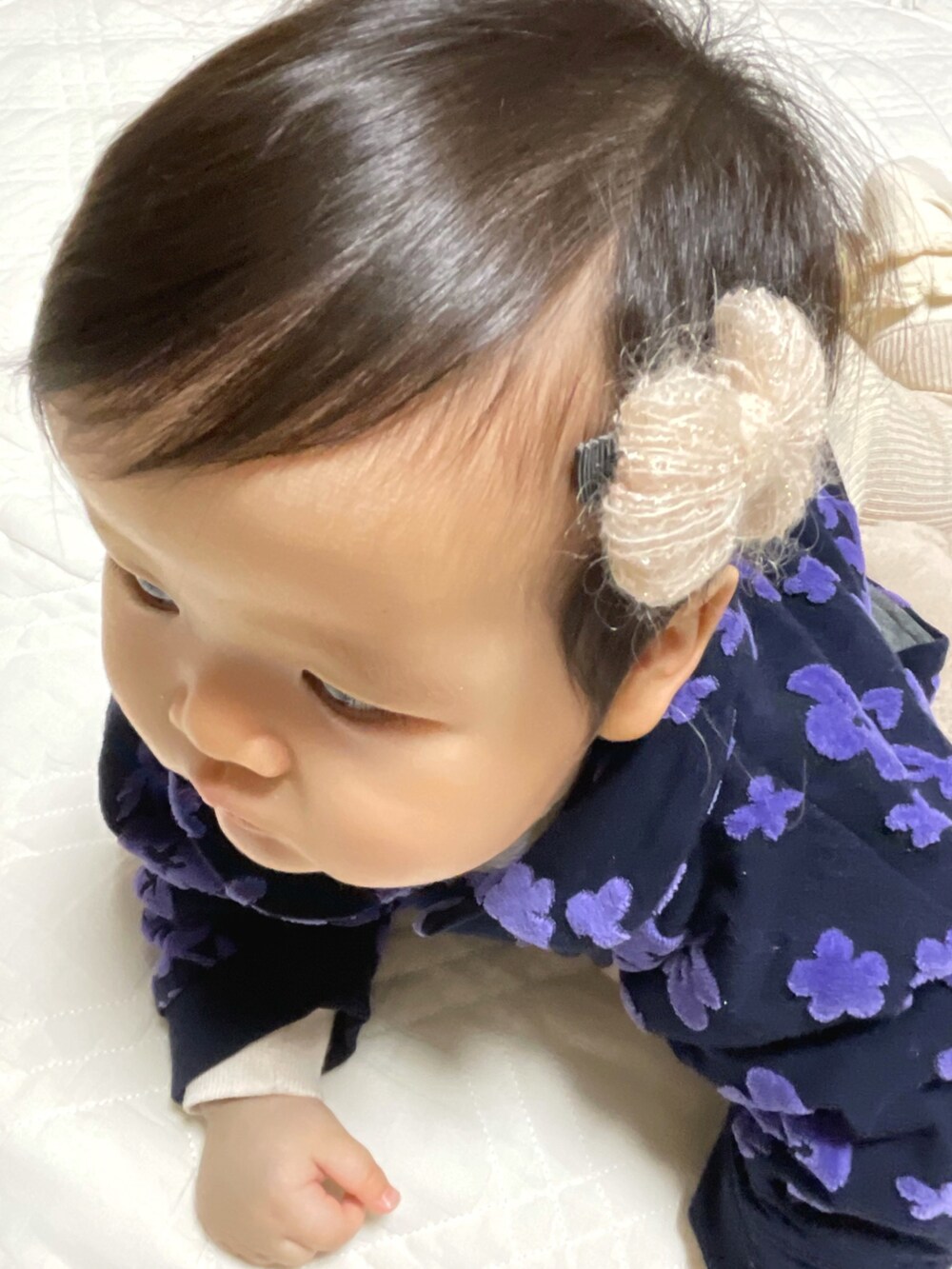 ブルー系のポンチョ、ホワイト系のスウェット、ホワイト系のレギンス/スパッツを着用したキッズの春コーディネートの2枚目の写真