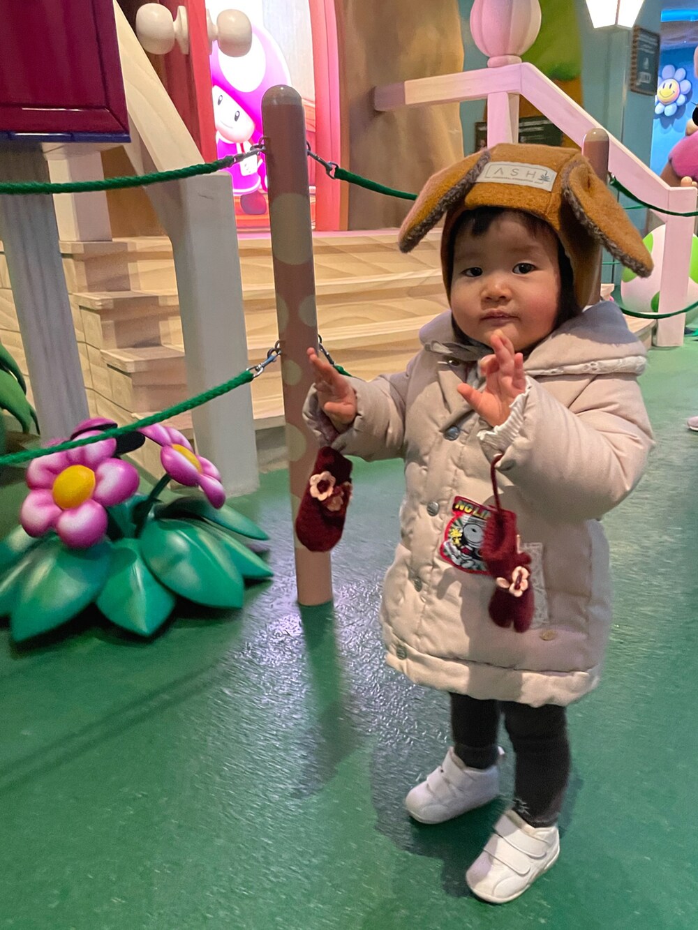 ホワイト系のその他トップス、ホワイト系のスニーカー、ベージュ系のダウンジャケット/コートを着用したキッズの冬コーディネートの4枚目の写真