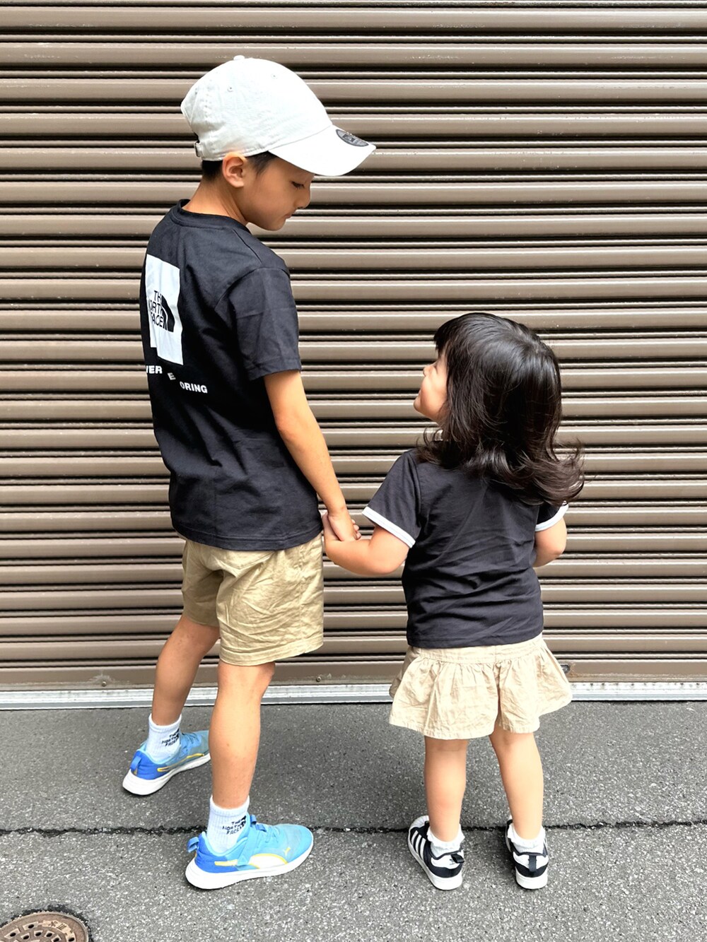ブラック系のTシャツ/カットソー、ベージュ系のその他パンツ、ブルー系のスニーカーを着用したキッズの夏コーディネートの2枚目の写真