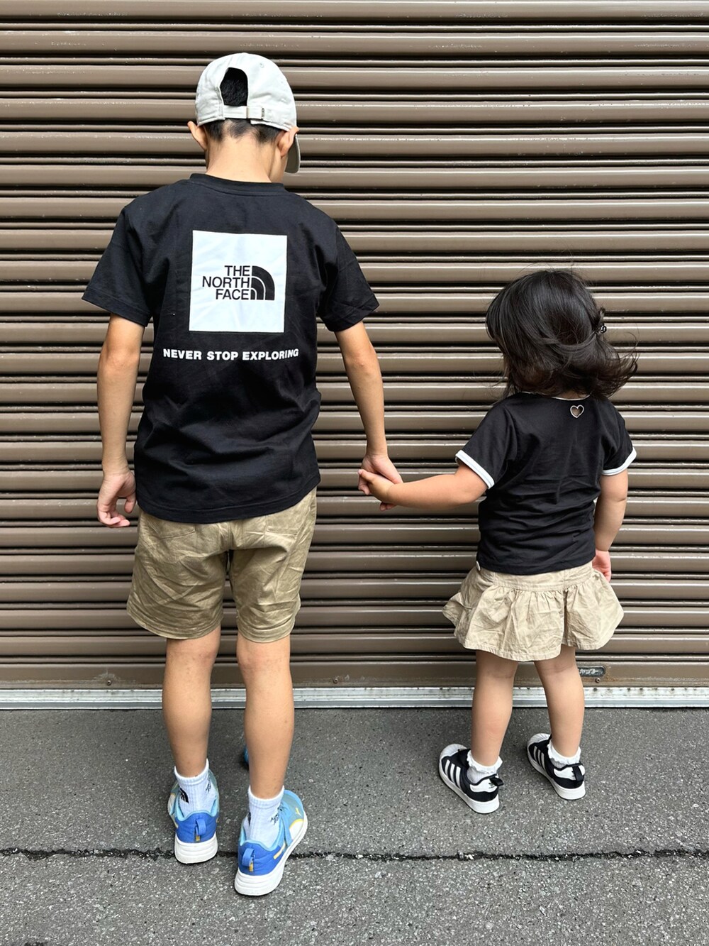 ブラック系のTシャツ/カットソー、ベージュ系のその他パンツ、ブルー系のスニーカーを着用したキッズの夏コーディネートの3枚目の写真