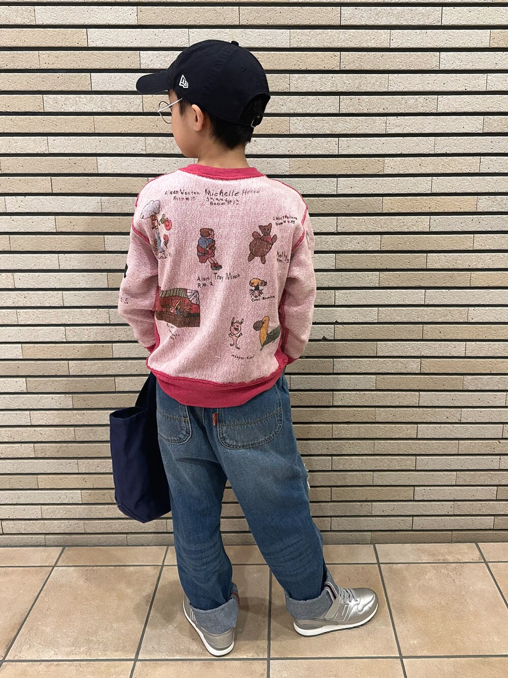 ピンク系のスウェット、ブルー系のデニムパンツ、シルバー系のスニーカーを着用したキッズの春コーディネートの2枚目の写真