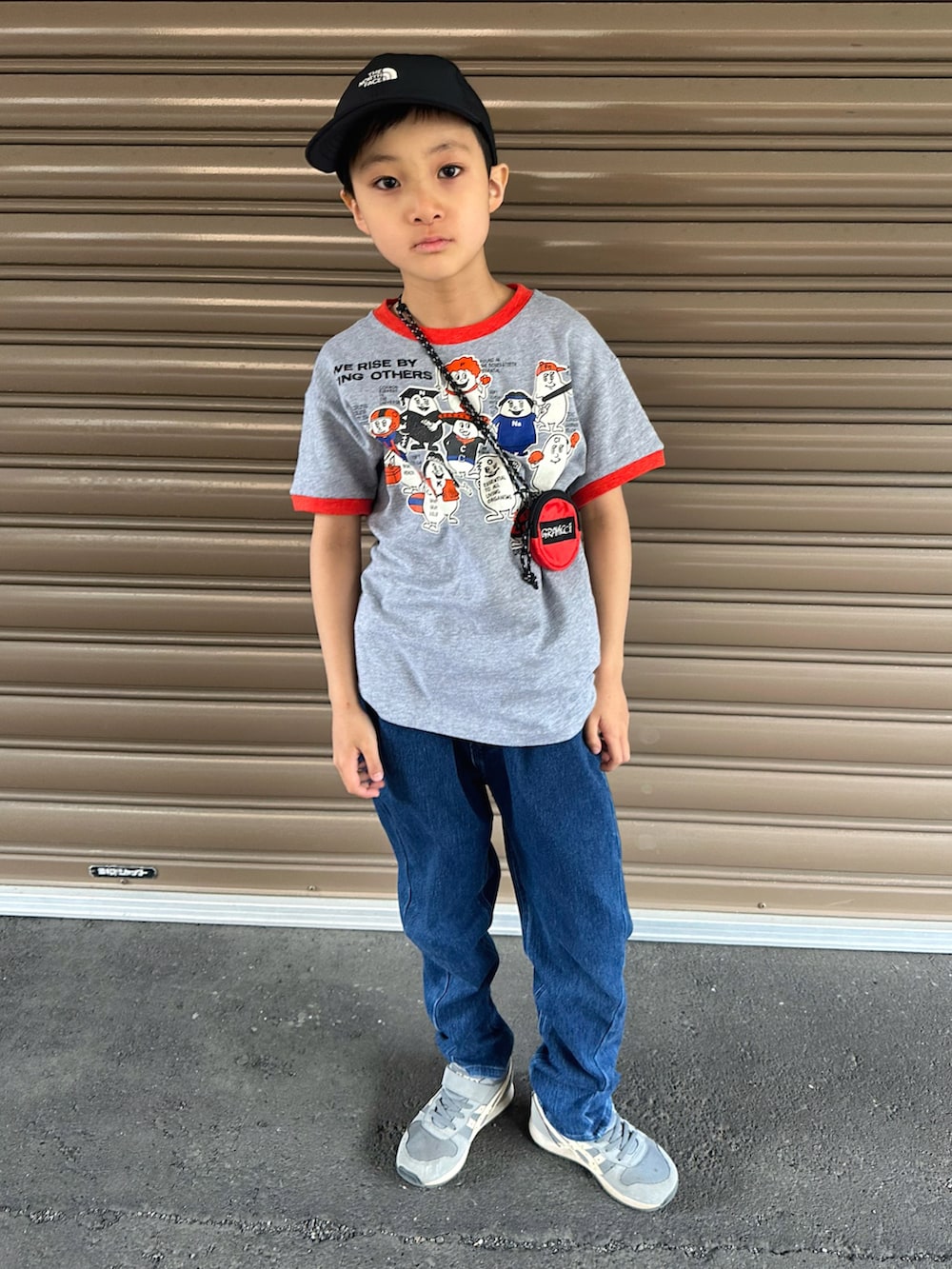 グレー系のTシャツ/カットソー、ブルー系のデニムパンツ、グレー系のスニーカーを着用したキッズの春コーディネートの3枚目の写真