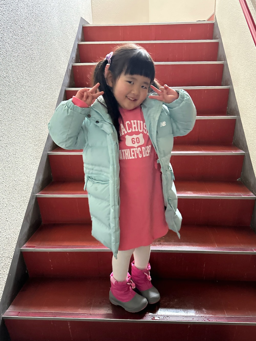 ピンク系のワンピースを着用したキッズの春コーディネートの2枚目の写真