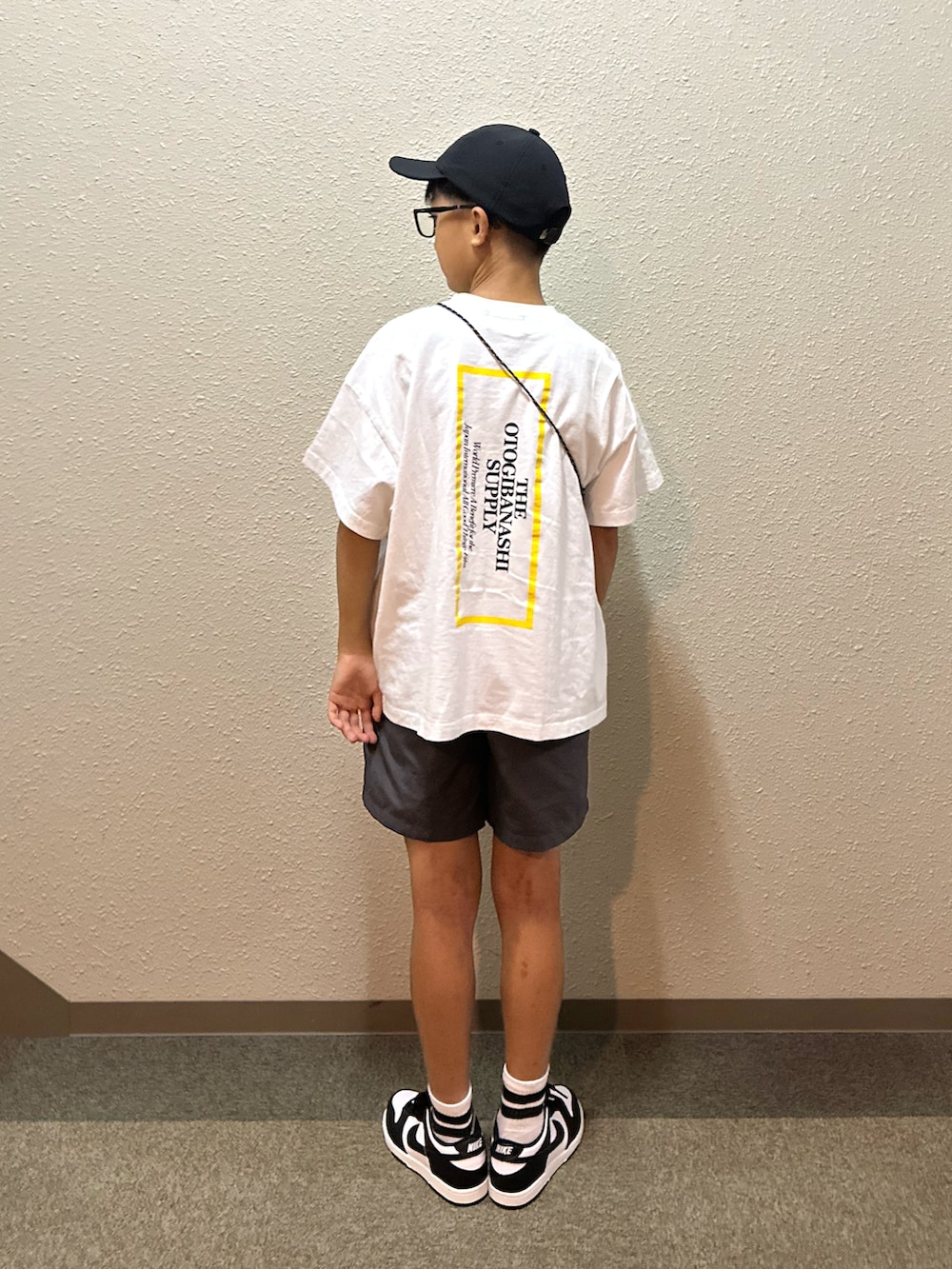 ホワイト系のスニーカー、ホワイト系のTシャツ/カットソー、グレー系のその他パンツを着用したキッズの夏コーディネートの2枚目の写真