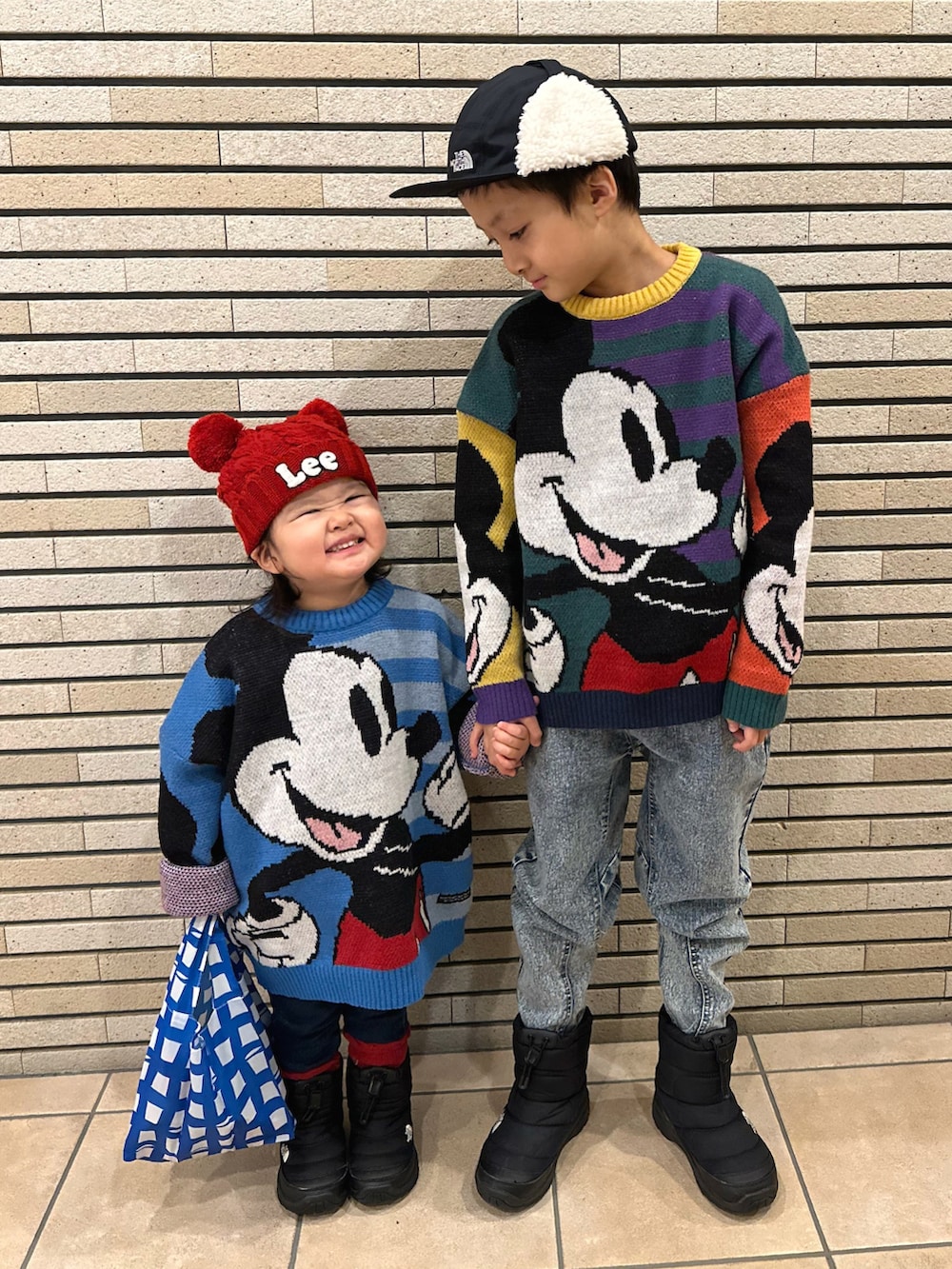 その他のニット/セーター、その他のデニムパンツ、ブラック系のブーツを着用したキッズの冬コーディネートの2枚目の写真
