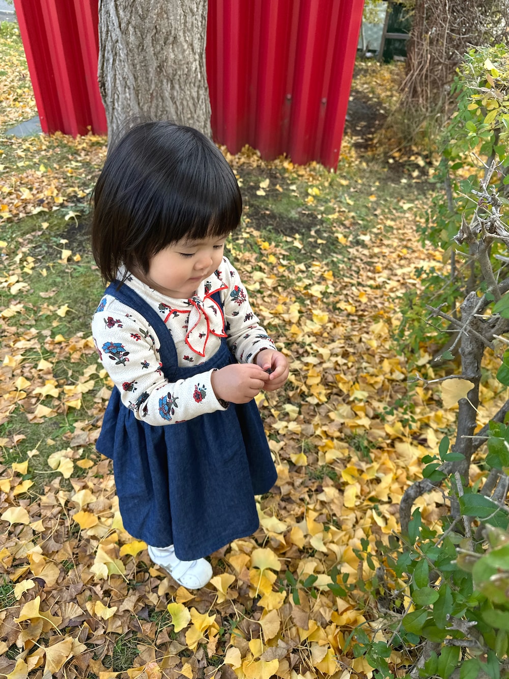 ホワイト系のTシャツ/カットソー、ブルー系のワンピース、ホワイト系のスニーカーを着用したキッズの冬コーディネートの2枚目の写真