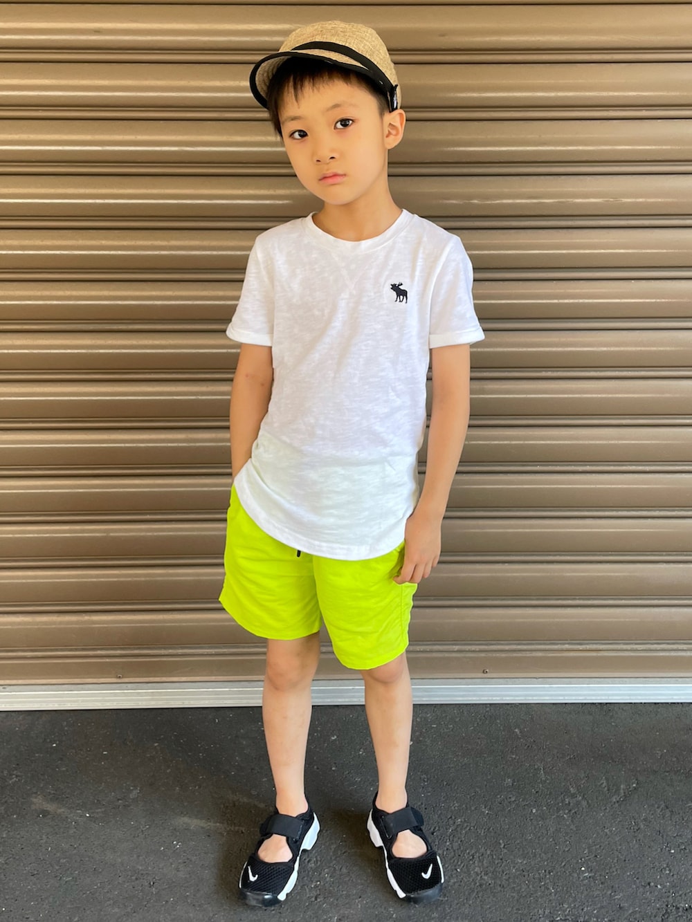 ホワイト系のTシャツ/カットソー、イエロー系のその他パンツ、ブラック系のスニーカーを着用したキッズの夏コーディネートの2枚目の写真