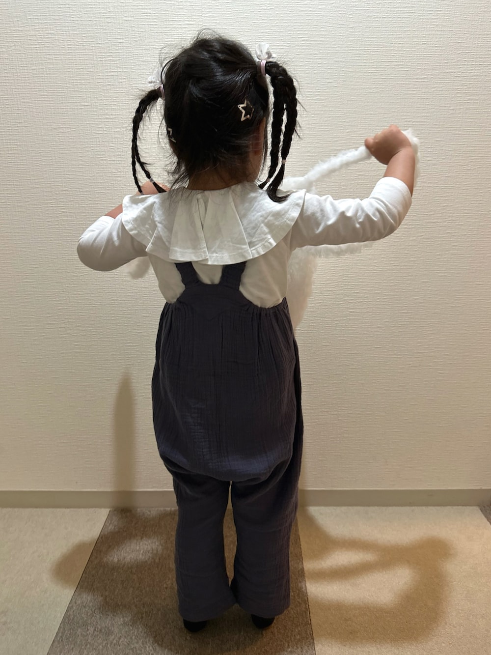 ホワイト系のTシャツ/カットソー、グレー系のサロペット/オーバーオール、ブラック系のバレエシューズを着用したキッズの夏コーディネートの4枚目の写真