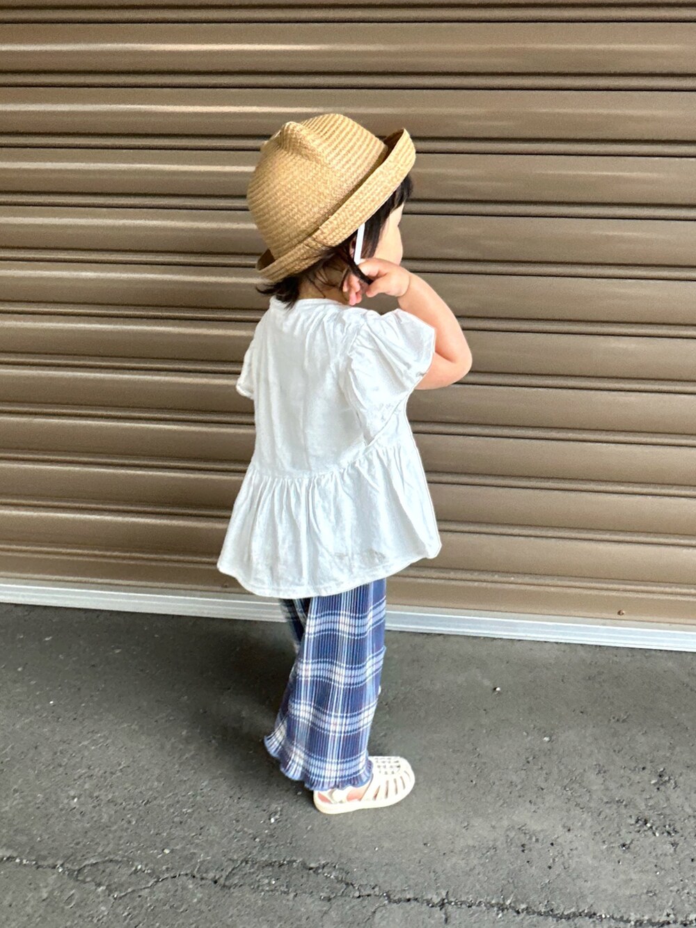 ホワイト系のTシャツ/カットソー、ブルー系のパンツ、ホワイト系のサンダルを着用したキッズの夏コーディネートの3枚目の写真