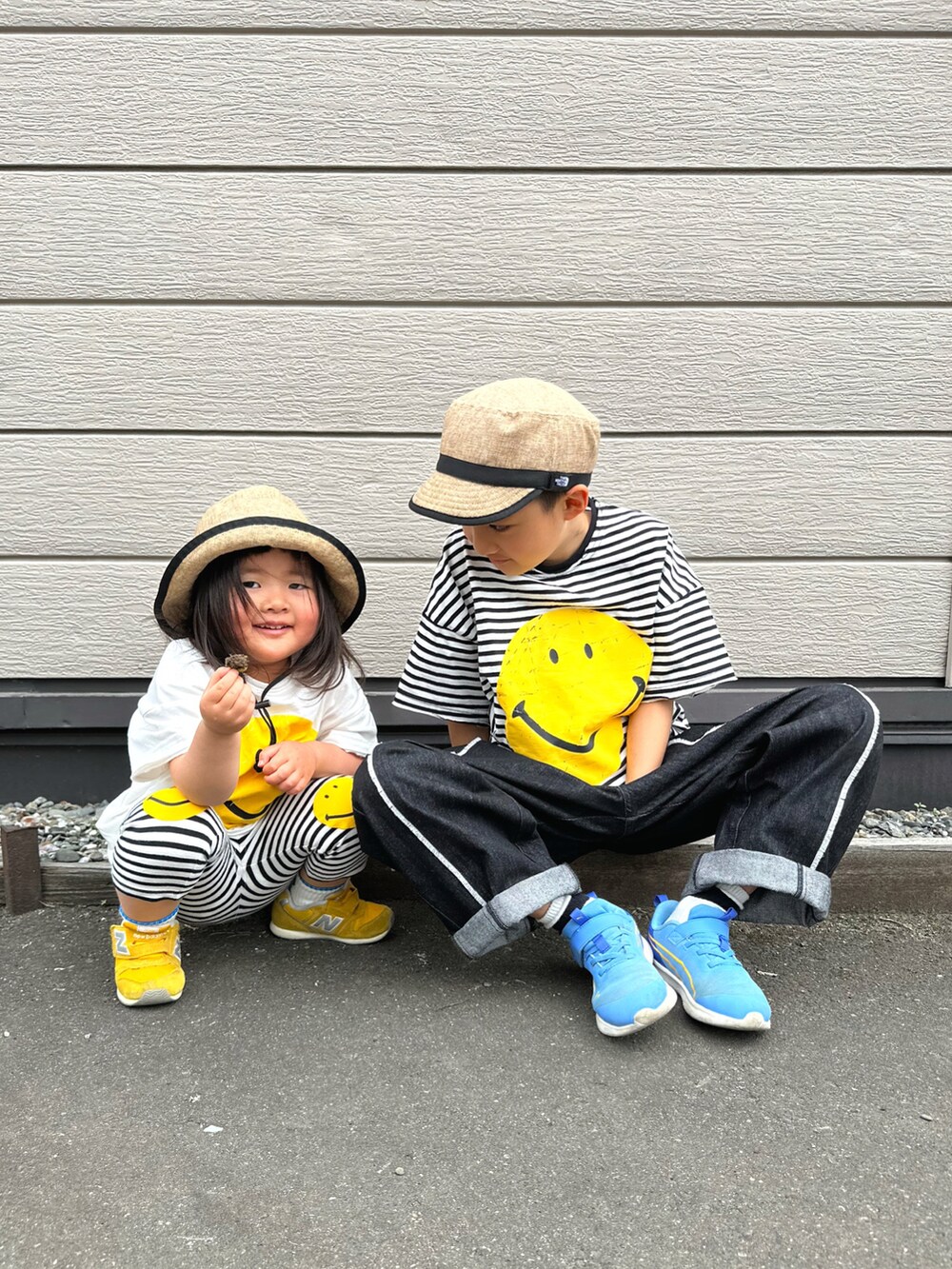 ブルー系のスニーカー、イエロー系のスニーカー、ブラック系のTシャツ/カットソーを着用したキッズの秋コーディネートの4枚目の写真