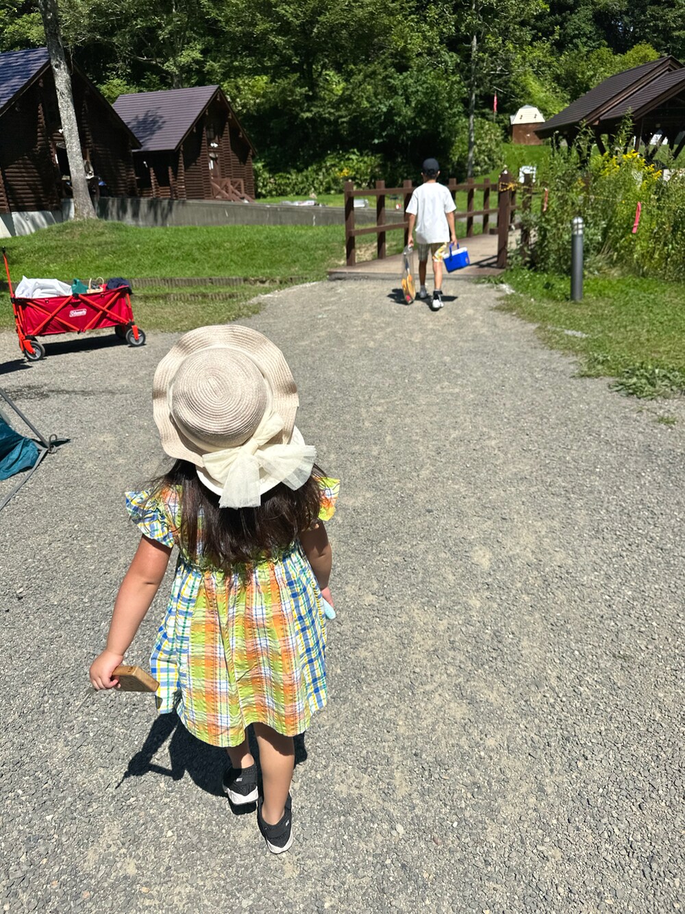 その他のその他パンツ、その他のワンピース、ブラック系のスニーカーを着用したキッズの秋コーディネートの3枚目の写真