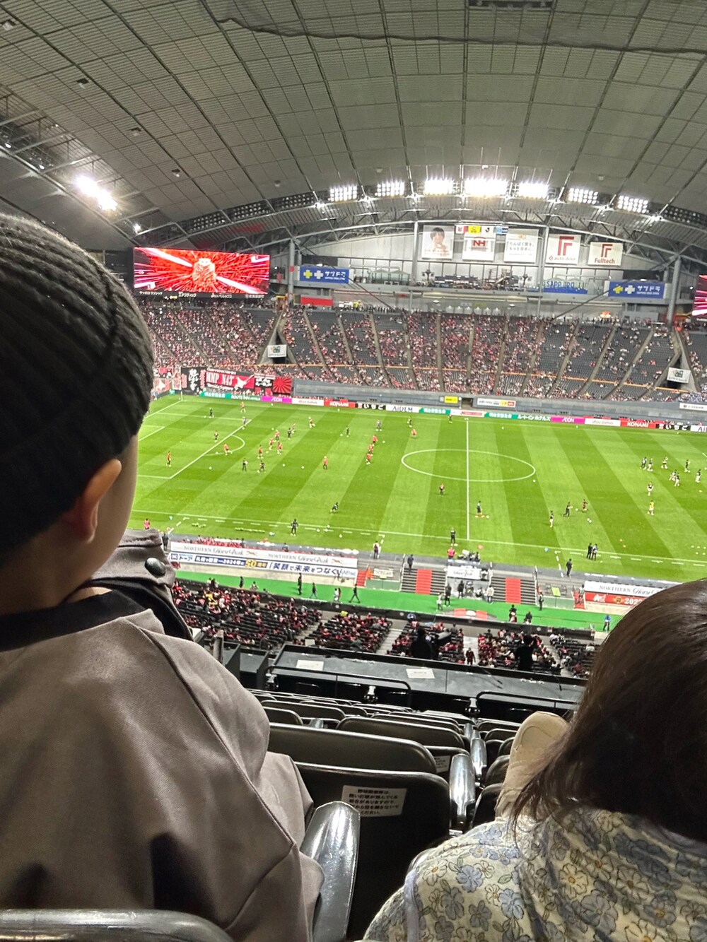 ブラック系のジャケット/アウター、グレー系のトップス、ブラック系のスニーカーを着用したキッズの春コーディネートの3枚目の写真