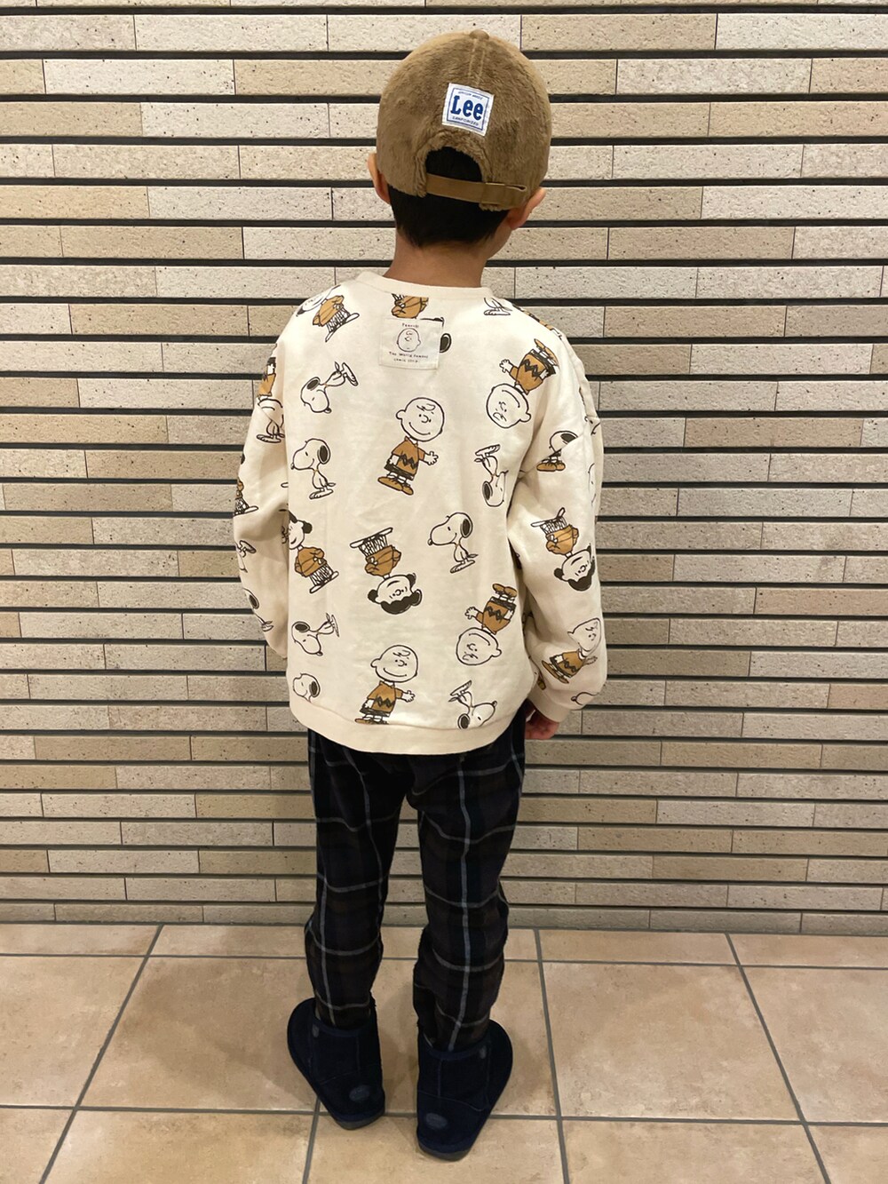 ホワイト系のスウェット、ブルー系のその他パンツ、ブルー系のブーツを着用したキッズの春コーディネートの2枚目の写真