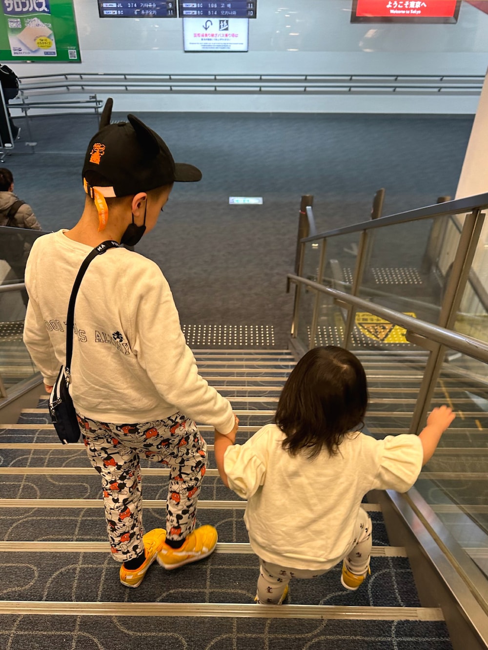 ホワイト系のスウェット、ホワイト系のその他パンツ、イエロー系のスニーカーを着用したキッズの冬コーディネートの5枚目の写真