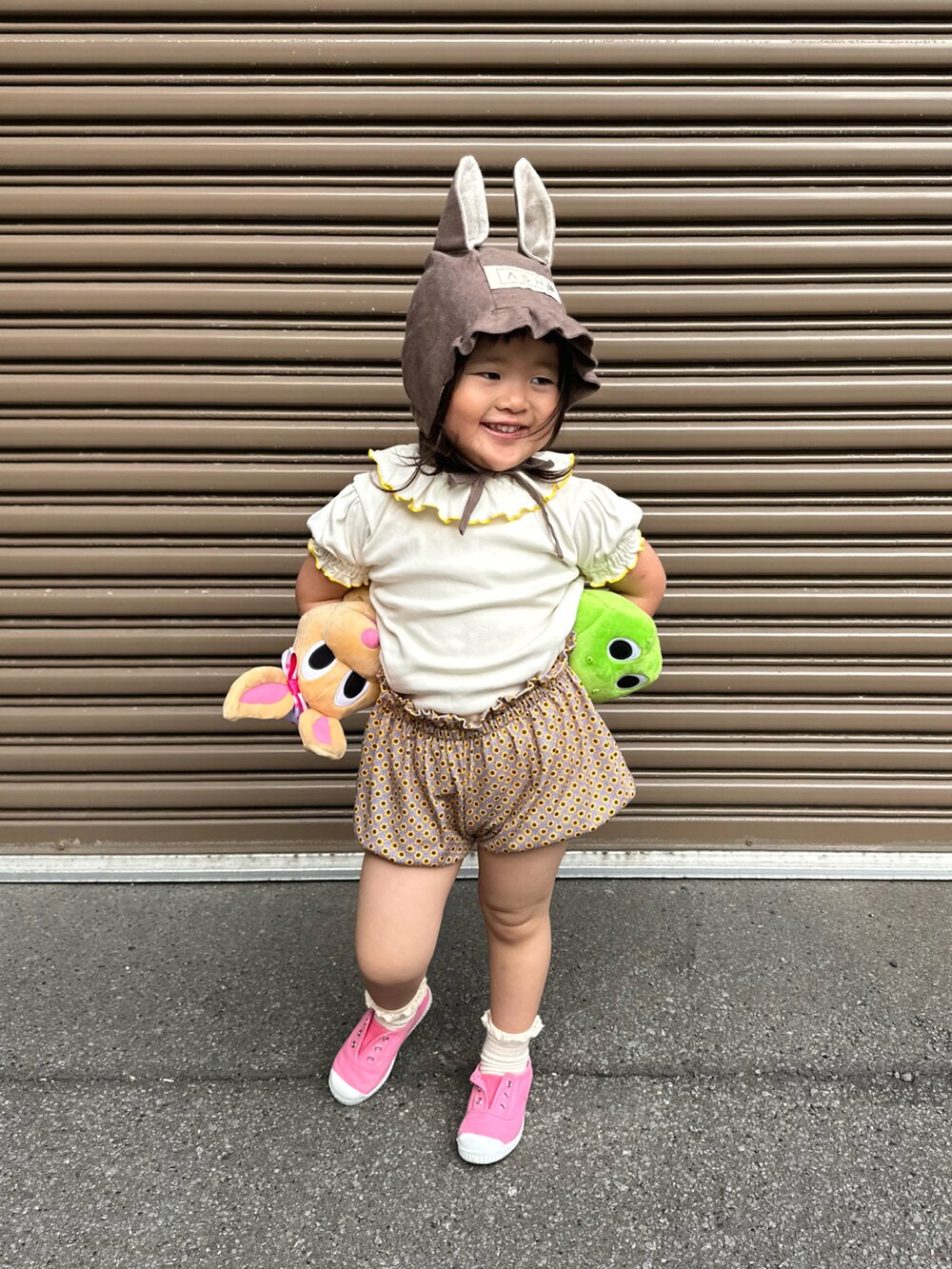 ホワイト系のTシャツ/カットソー、イエロー系のパンツ、ピンク系のスリッポンを着用したキッズの夏コーディネートの2枚目の写真