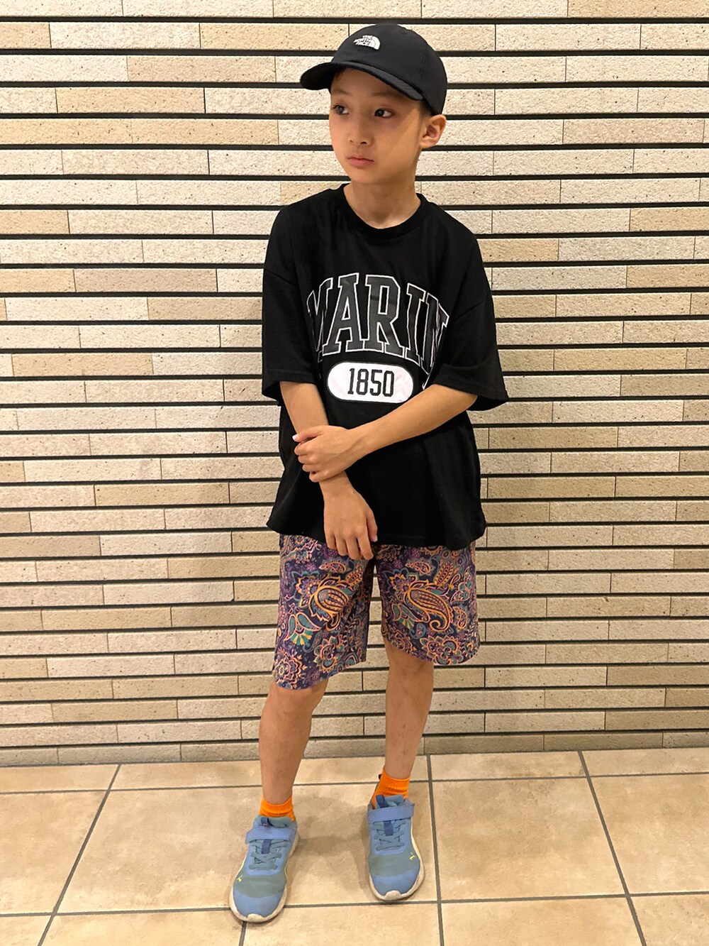 ブラック系のTシャツ/カットソー、パープル系のその他パンツ、ブルー系のスニーカーを着用したキッズの夏コーディネートの3枚目の写真