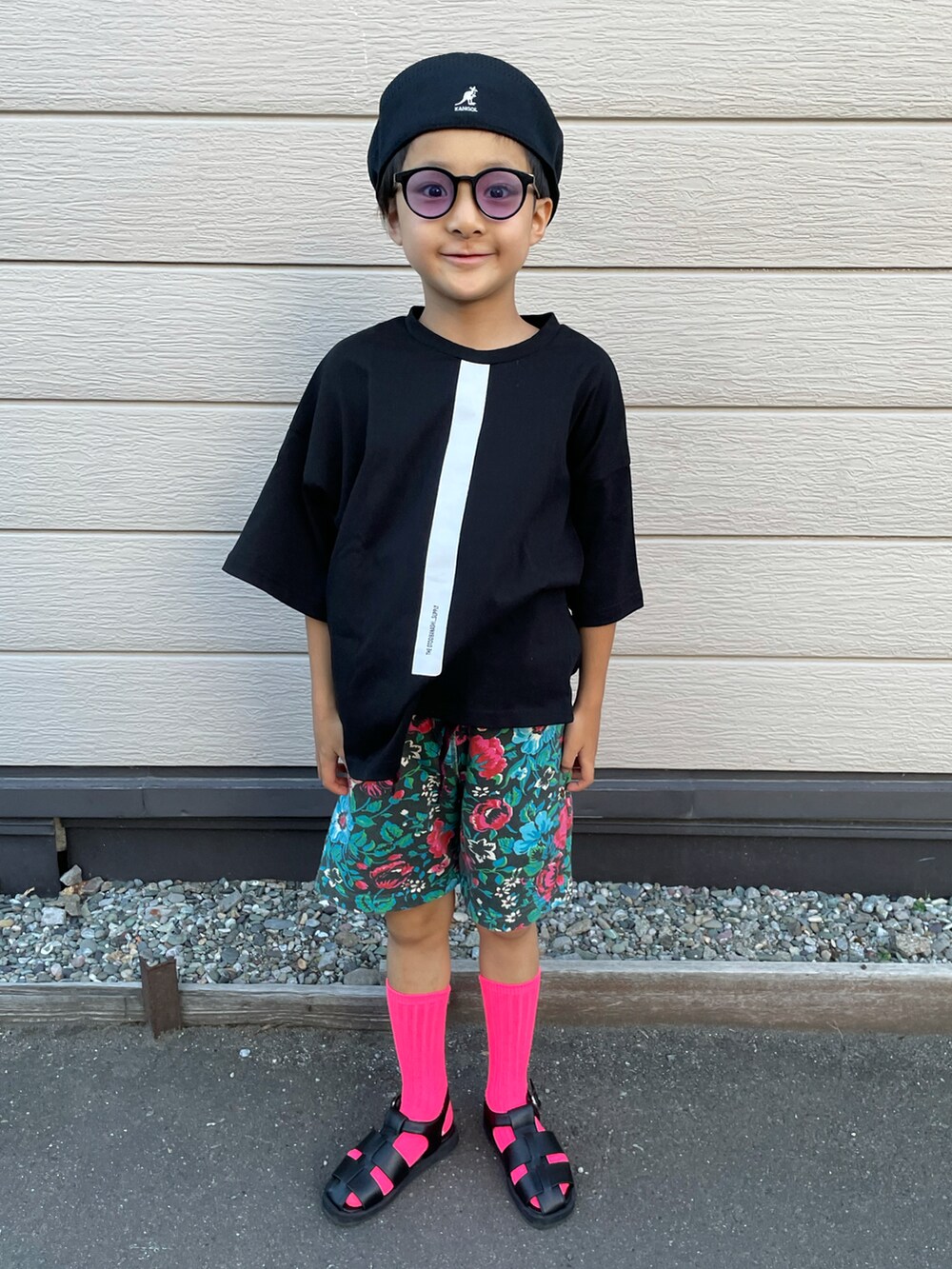 ブラック系のTシャツ/カットソー、ブルー系のその他パンツ、ブラック系のサンダルを着用したキッズの夏コーディネートの3枚目の写真