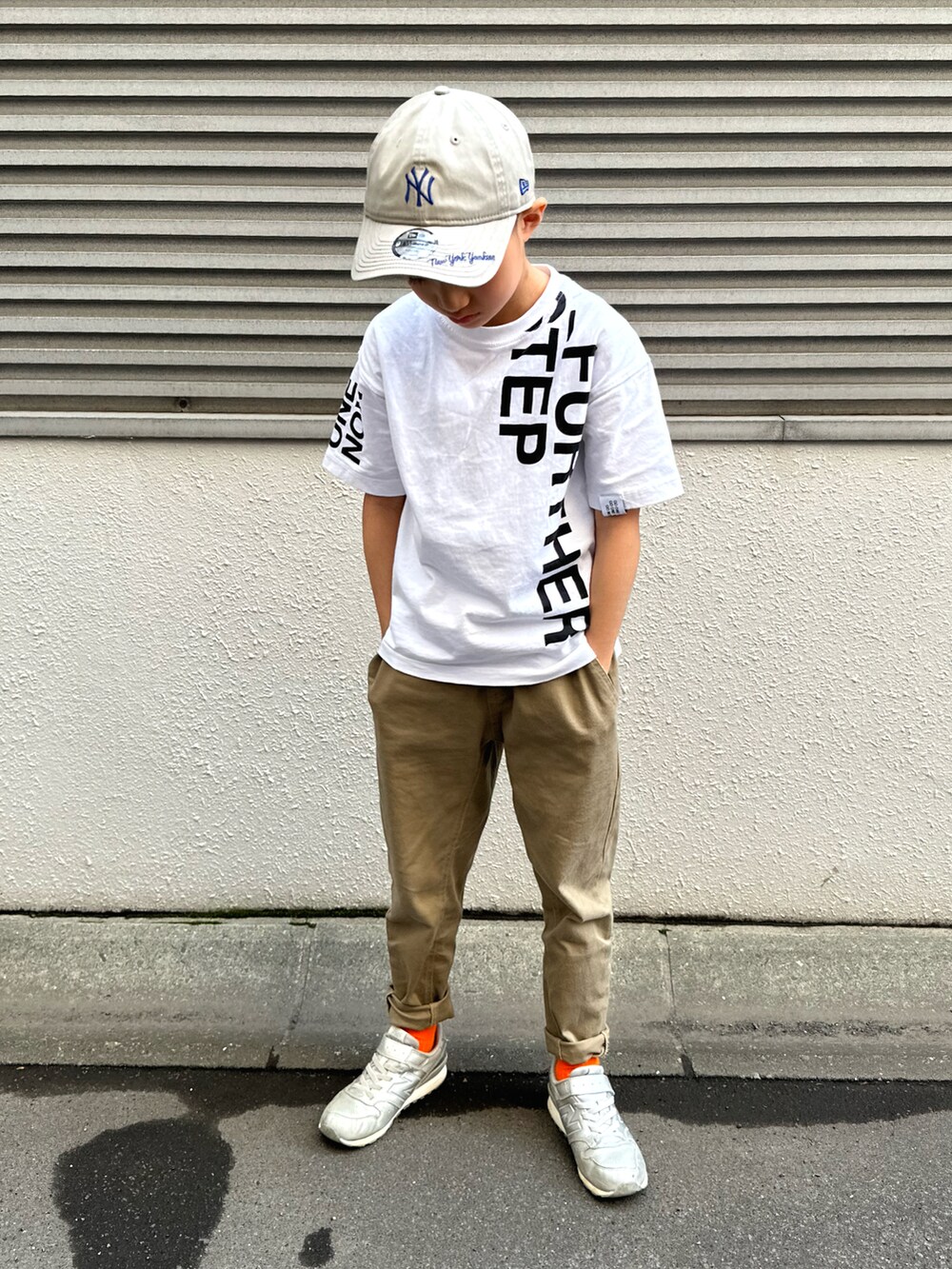 ホワイト系のTシャツ/カットソー、ブラック系のカーディガン/ボレロ、ベージュ系のチノパンツを着用したキッズの春コーディネートの3枚目の写真
