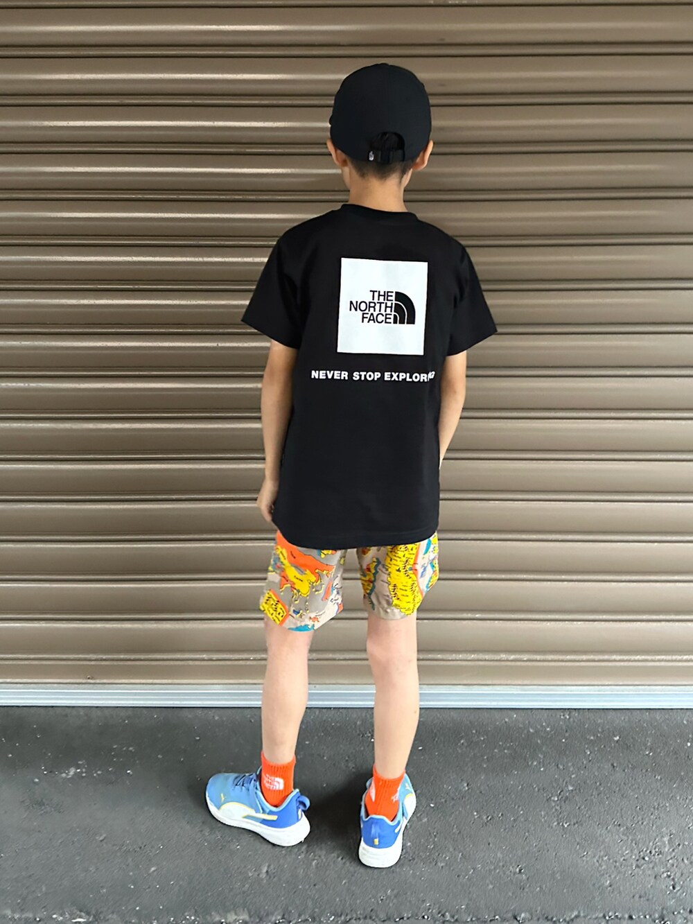 ブラック系のTシャツ/カットソー、その他のその他パンツ、ブルー系のスニーカーを着用したキッズの夏コーディネートの4枚目の写真