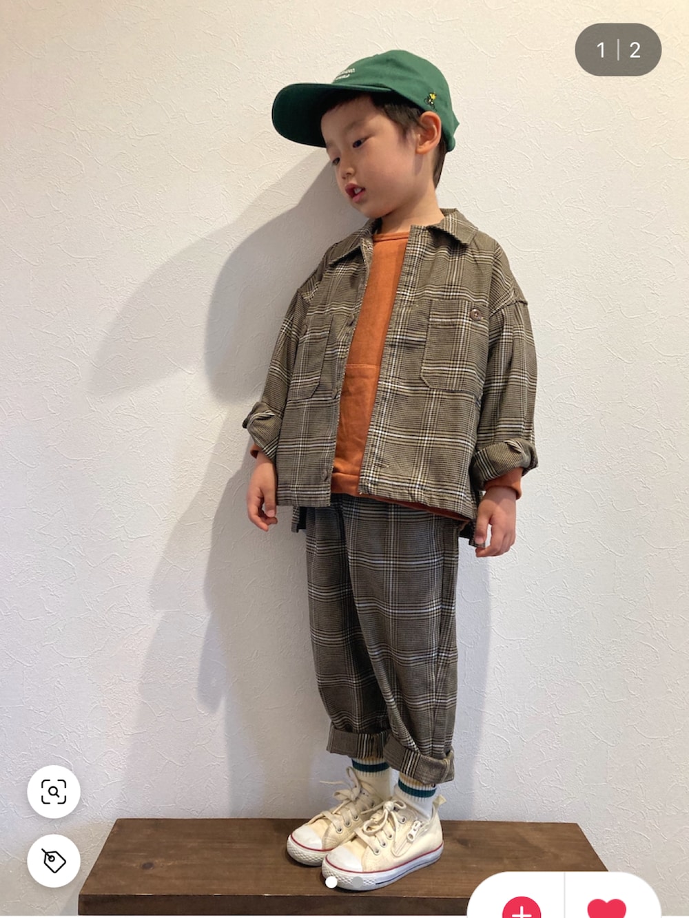 ブラウン系のジャケット/アウター、オレンジ系のスウェット、ブラウン系のパンツを着用したキッズの春コーディネートの2枚目の写真