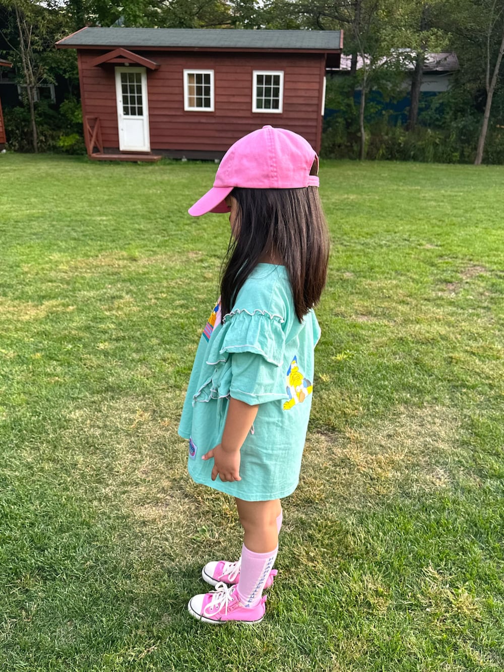 ホワイト系のその他パンツ、ピンク系のスニーカー、グリーン系のTシャツ/カットソーを着用したキッズの秋コーディネートの3枚目の写真