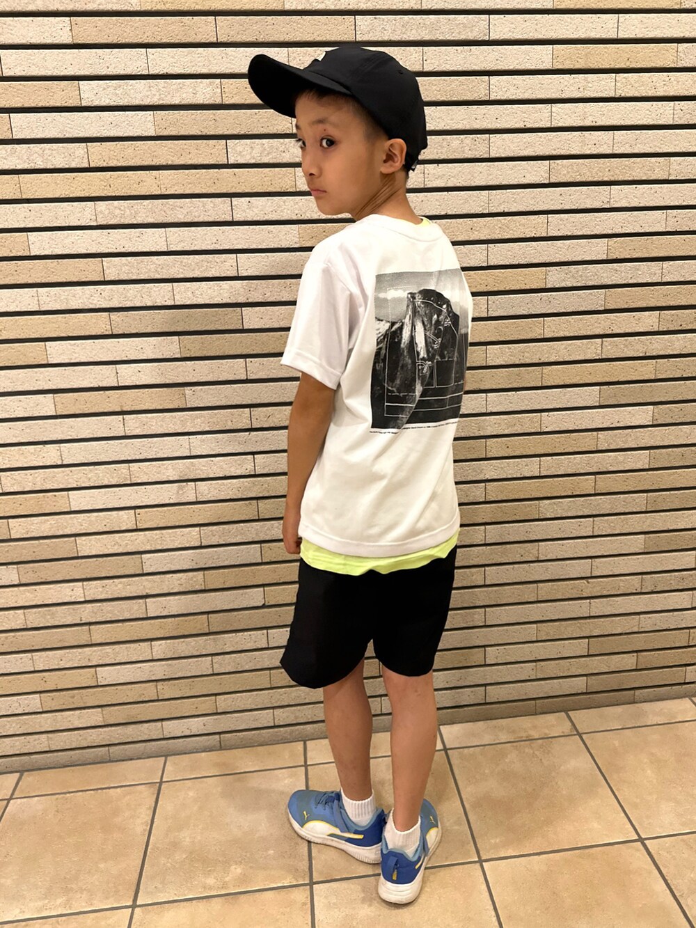 ホワイト系のTシャツ/カットソー、ブラック系のその他パンツ、ブルー系のスニーカーを着用したキッズの夏コーディネートの4枚目の写真