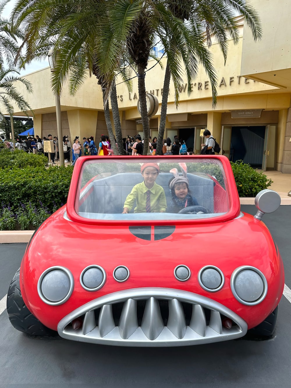 グリーン系のシャツ/ブラウス、レッド系のネクタイ、ベージュ系のチノパンツを着用したキッズの秋コーディネートの5枚目の写真