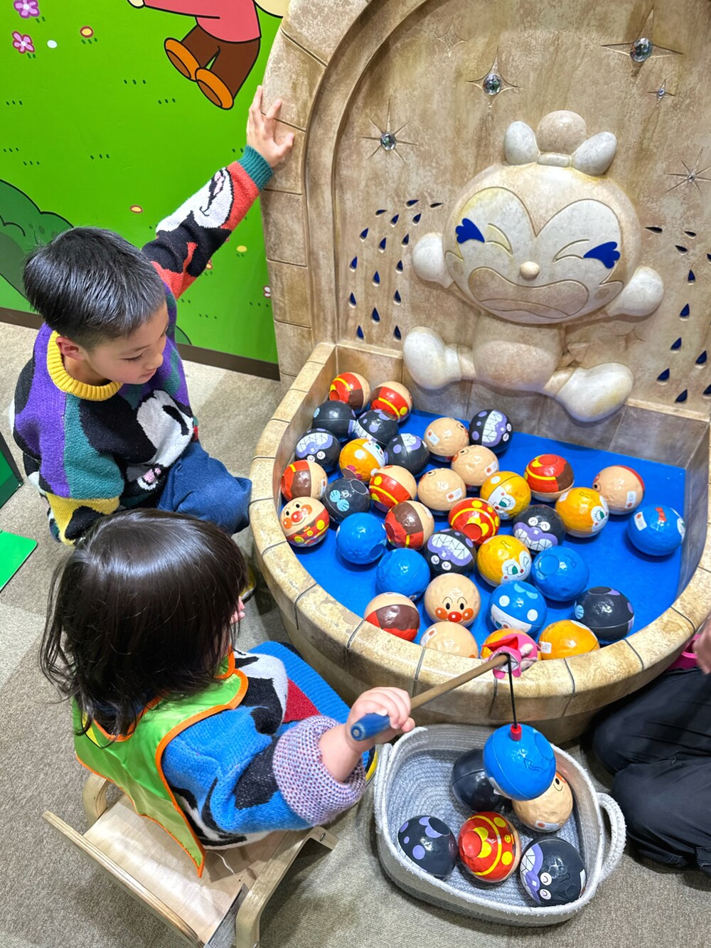 その他のニット/セーター、ブルー系のデニムパンツ、イエロー系のスニーカーを着用したキッズの冬コーディネートの5枚目の写真