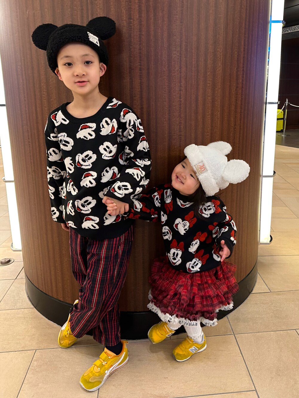 ブラック系のニット/セーター、レッド系のその他パンツ、イエロー系のスニーカーを着用したキッズの冬コーディネートの4枚目の写真