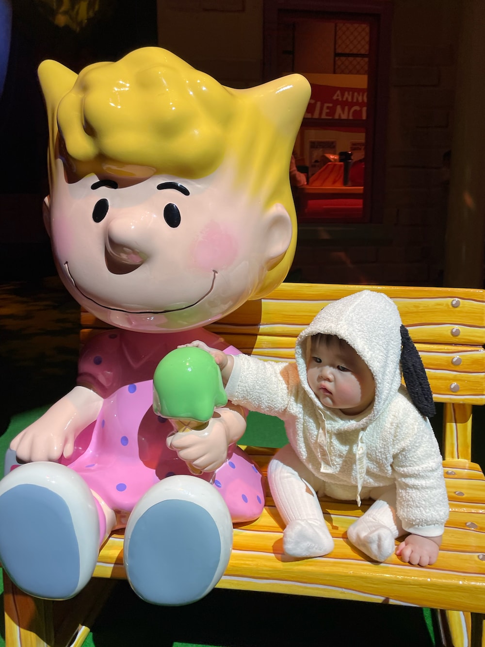 ホワイト系のその他トップス、ホワイト系のスニーカー、ベージュ系のダウンジャケット/コートを着用したキッズの冬コーディネートの5枚目の写真