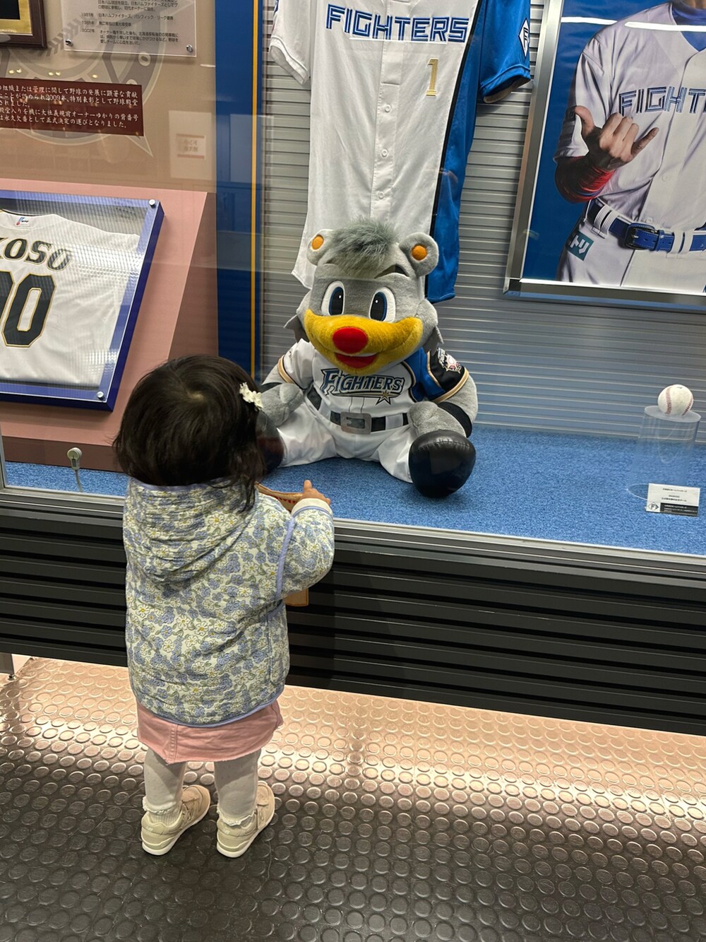 ブラック系のジャケット/アウター、グレー系のトップス、ブラック系のスニーカーを着用したキッズの春コーディネートの2枚目の写真