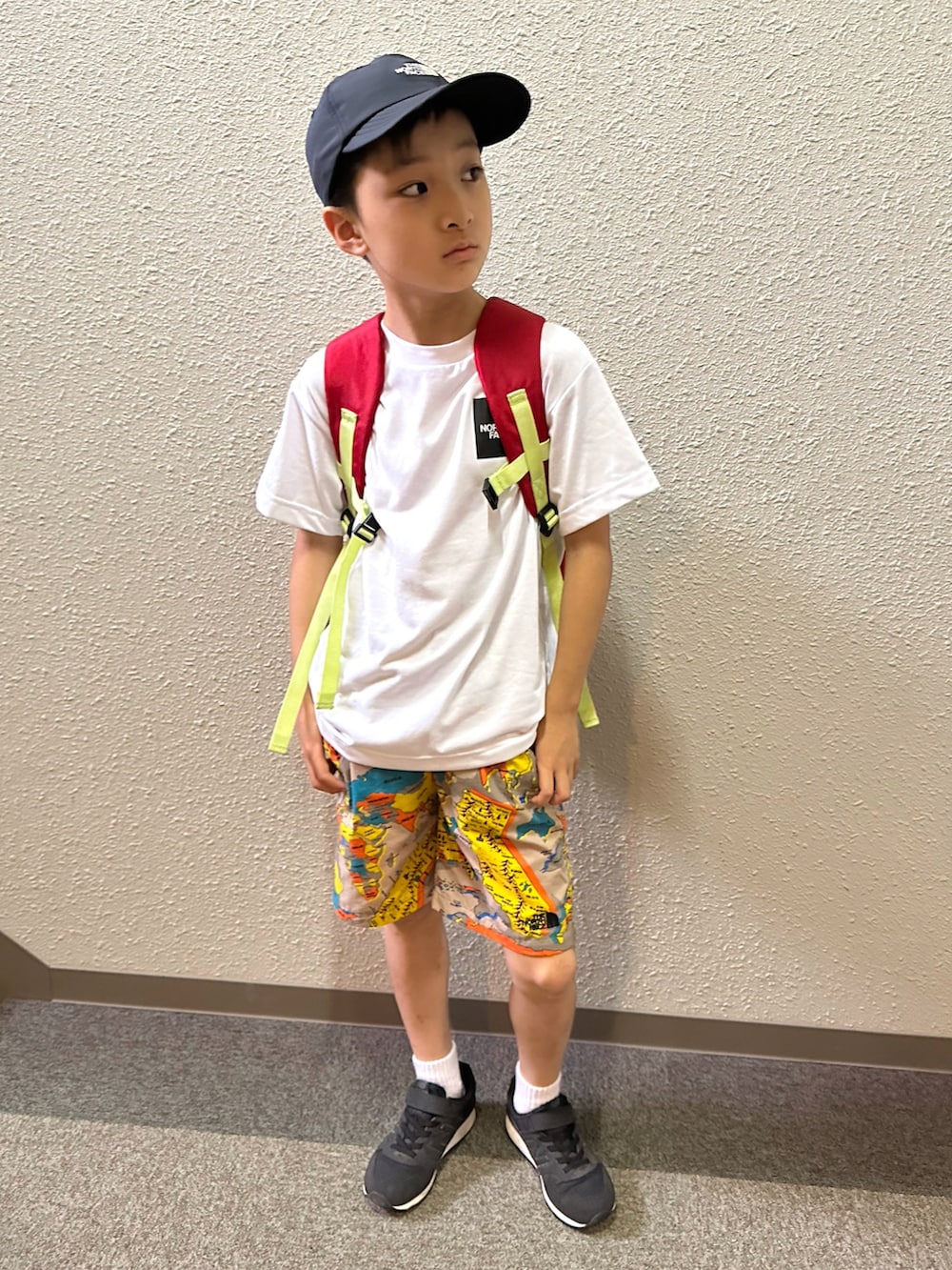 ホワイト系のTシャツ/カットソー、その他のその他パンツ、ブラック系のスニーカーを着用したキッズの夏コーディネートの3枚目の写真