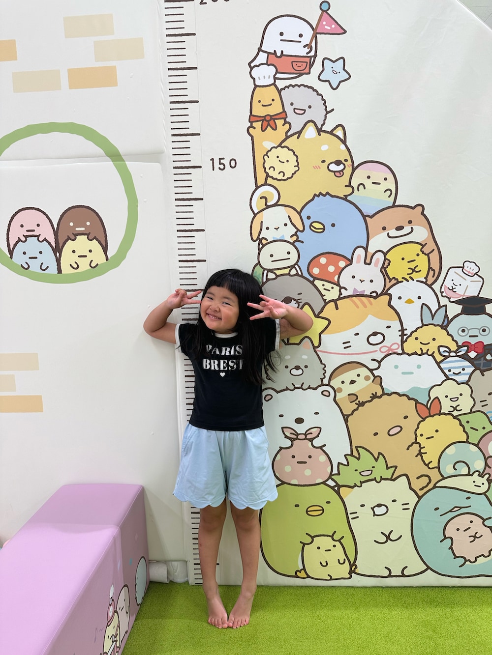 ブラック系のTシャツ/カットソー、ブルー系のその他パンツ、ブルー系のサンダルを着用したキッズの秋コーディネートの2枚目の写真