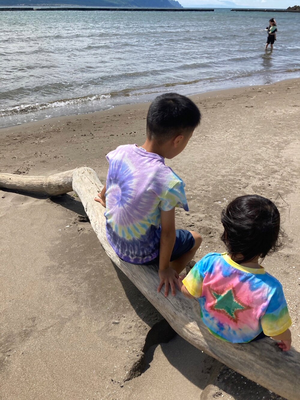 イエロー系のTシャツ/カットソー、ブルー系のその他パンツ、ブルー系のTシャツ/カットソーを着用したキッズの秋コーディネートの2枚目の写真