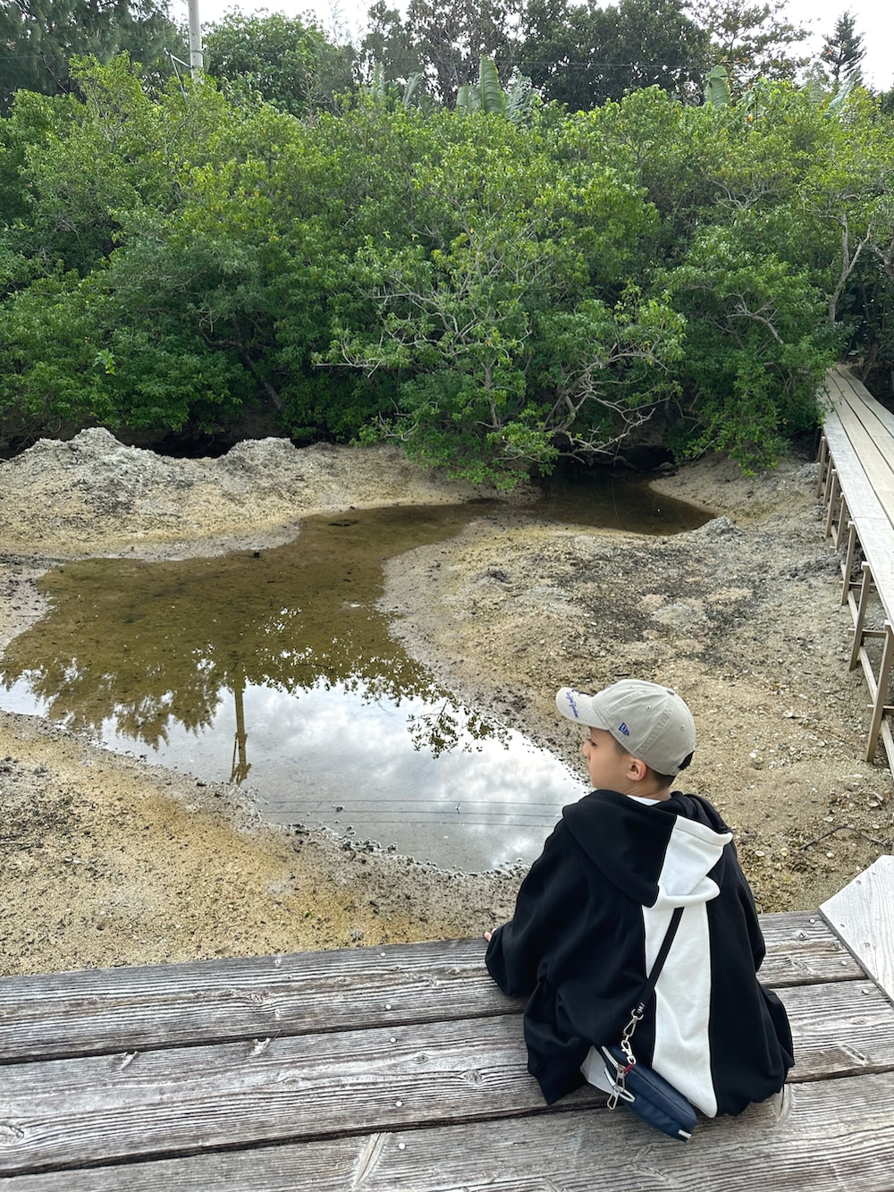 ブラック系のパーカー、ホワイト系のTシャツ/カットソー、ブルー系のデニムパンツを着用したキッズの夏コーディネートの4枚目の写真