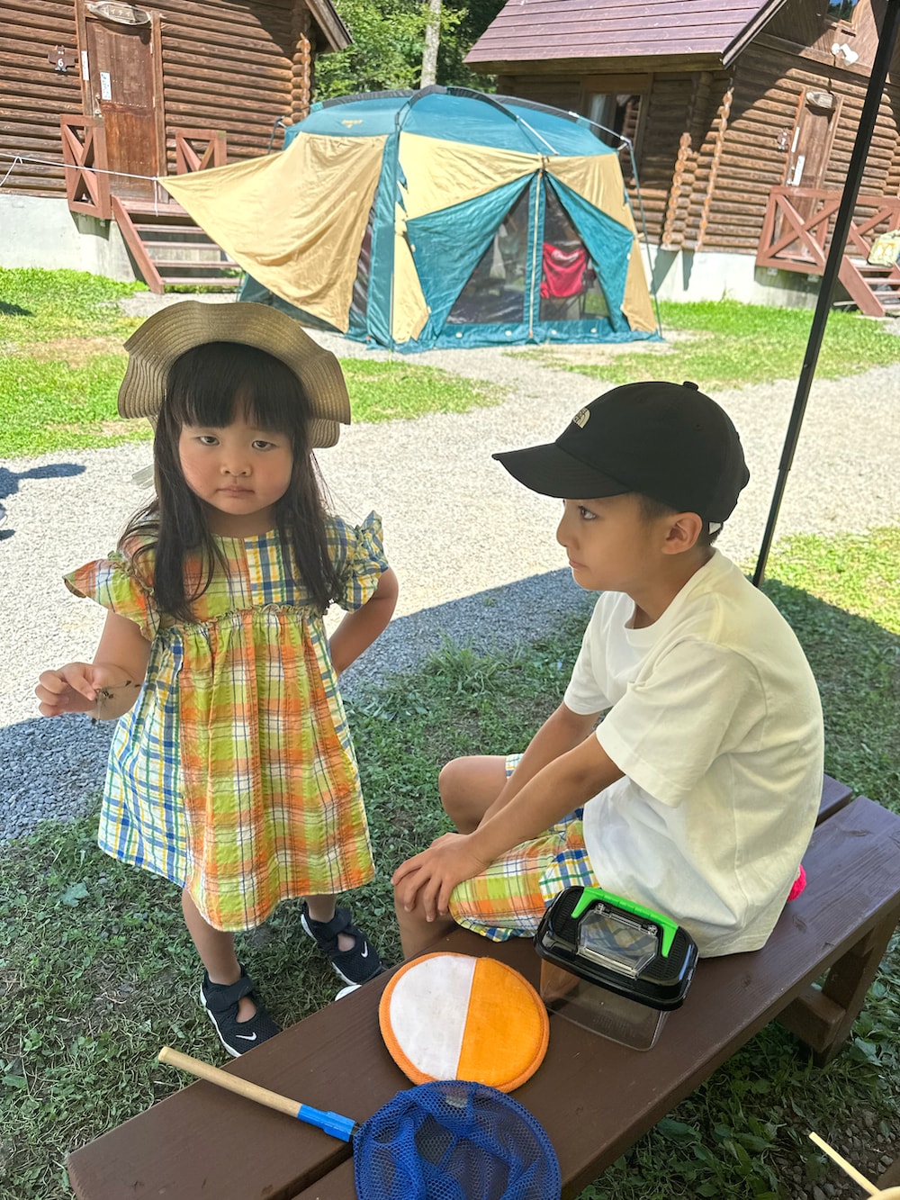 その他のその他パンツ、その他のワンピース、ブラック系のスニーカーを着用したキッズの秋コーディネートの2枚目の写真