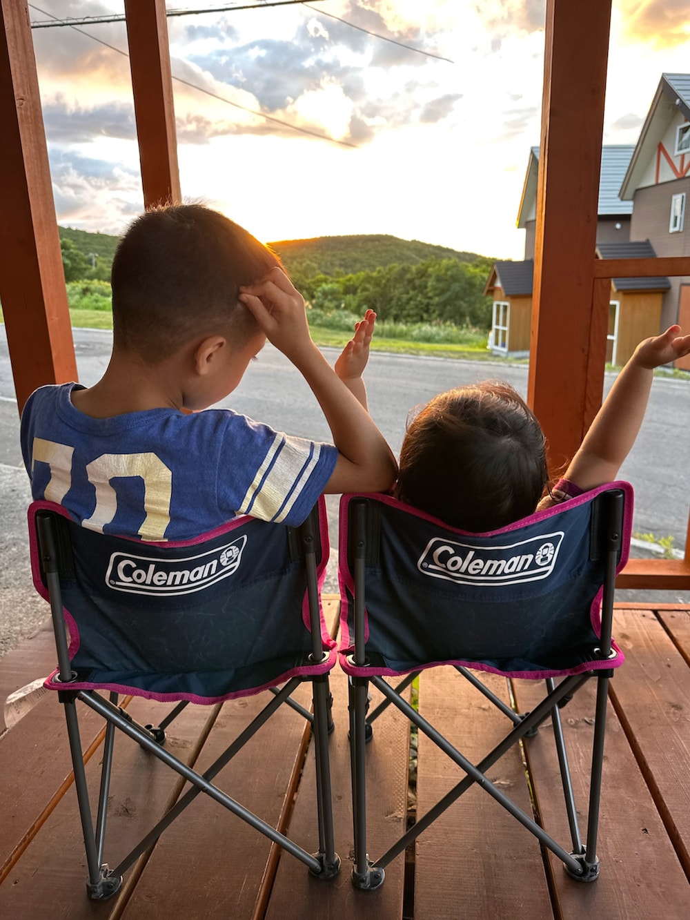ブルー系のTシャツ/カットソー、ベージュ系のその他パンツ、ブラック系のスニーカーを着用したキッズの秋コーディネートの2枚目の写真