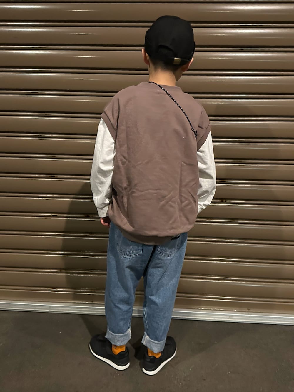 ブラウン系のTシャツ/カットソー、ホワイト系のTシャツ/カットソー、ブルー系のデニムパンツを着用したキッズの春コーディネートの2枚目の写真