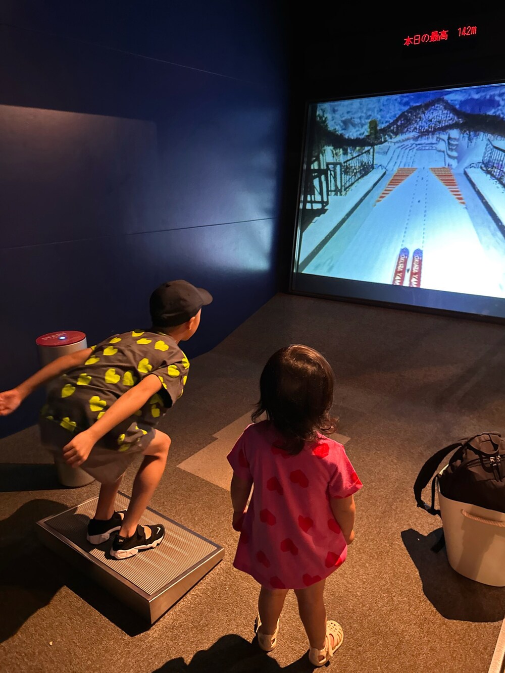 グレー系のTシャツ/カットソー、レッド系のセットアップ、ピンク系のワンピースを着用したキッズの秋コーディネートの2枚目の写真