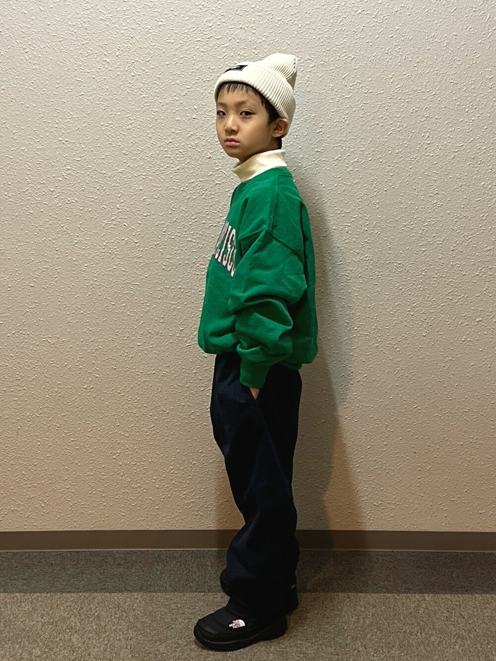 グリーン系のスウェット、ホワイト系のTシャツ/カットソー、ブルー系のその他パンツを着用したキッズの冬コーディネートの2枚目の写真
