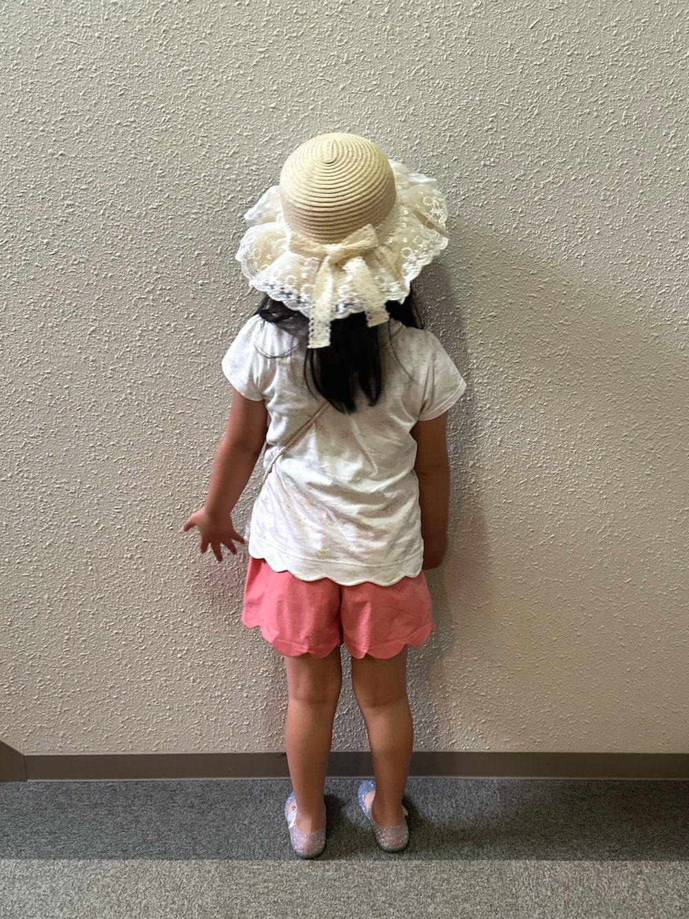 ホワイト系のTシャツ/カットソー、ブルー系のその他パンツ、ホワイト系のショルダーバッグを着用したキッズの夏コーディネートの3枚目の写真