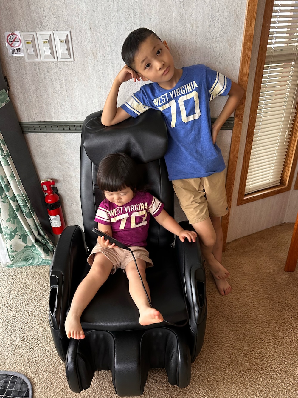 ブルー系のTシャツ/カットソー、ベージュ系のその他パンツ、ブラック系のスニーカーを着用したキッズの秋コーディネートの5枚目の写真